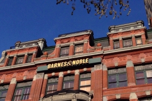 145년 전통 미국 오프라인 서점 ‘반스앤노블’마저...아마존에 밀려 매각 검토