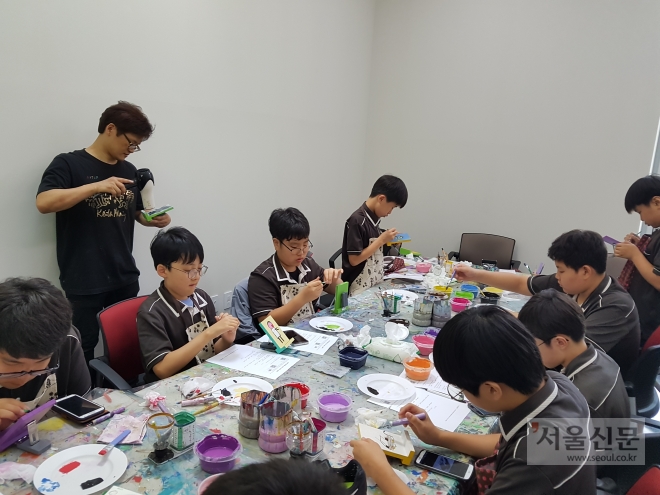 광명 청소년들이 나무 자투리를 활용해 휴대전화 거치대를 만드는 직업체험을 하고 있다. 광명시 제공