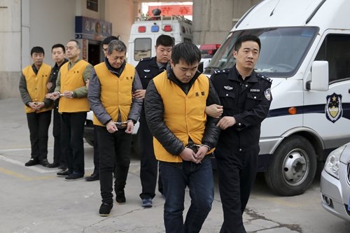 지난 2016년 중국 산시성 시안 경찰이 기사를 대가로 뇌물을 요구하는 불법행위를 한 가짜 기자 4명을 체포하고 있다. 출처:글로벌타임스