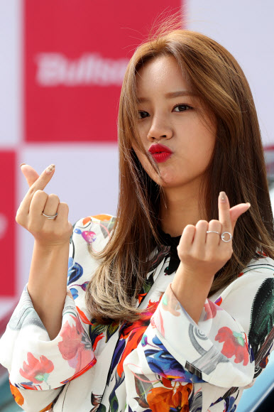 10일 경기도 고양시 불스원 프라자에서 열린 카 워시 페스타에서 걸스데이 혜리가 불스원 유리막 코팅제를 시연 뒤 인사하고 있다. 2018.10.10 <br>연합뉴스