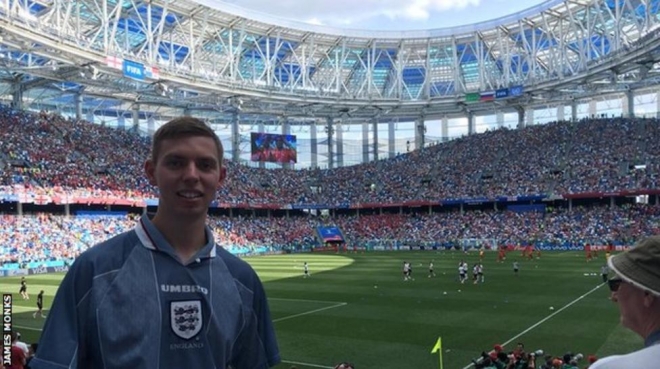 잉글랜드 축구 팬 제임스 몽크스가 지난 여름 러시아월드컵 크로아티아와의 준결승이 열린 모스크바 경기장을 배경으로 포즈를 취하고있다. 그는 4주 동안 러시아에 머무르며 5000 파운드를 쓴 것 같다고 했다.