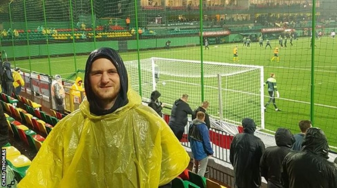 채드 토머스는 지난해 10월 리투아니아와의 친선 경기를 처음부터 끝까지 비를 맞으며 응원한 일을 잊을 수 없다고 털어놓았다. 