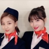 트와이스 모모X지효, 승무원 유니폼 입은 모습 포착 ‘단아한 매력’