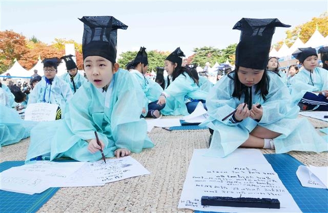 지난해 ‘구로 책 축제´ 과거시 경연대회에 참가한 어린이들 모습.  구로구 제공