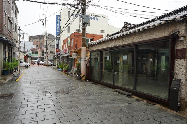 서울미래유산으로 지정된 통인동 ‘이상의 집’. 현재 수리 중이다.