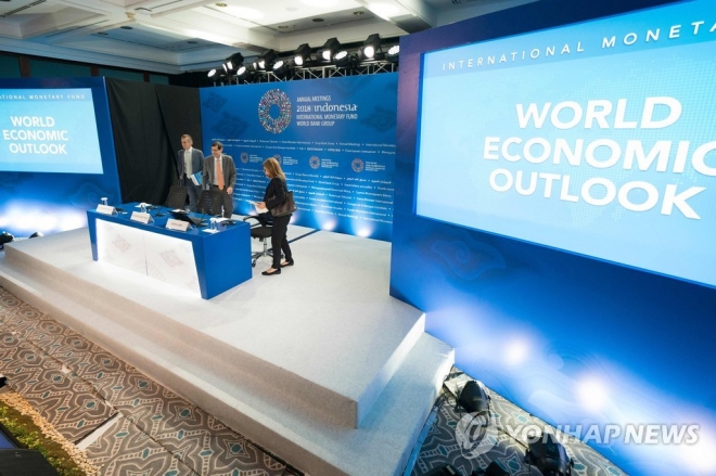 지난 9일 인도네시아 발리섬 누사두아에서 열리고 있는 IMF-세계은행(WB) 합동 연차총회의 세계경제전망 보고서 발표 기자회견장에 모리스 옵스펠드(가운데) IMF 수석 이코노미스트 등 관계자들이 도착한 모습. AFP 연합뉴스