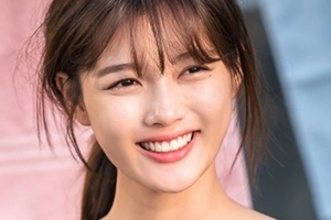 ‘일단 뜨겁게 청소하라’ 김유정, 첫 스틸 공개 “역대급 만찢녀”