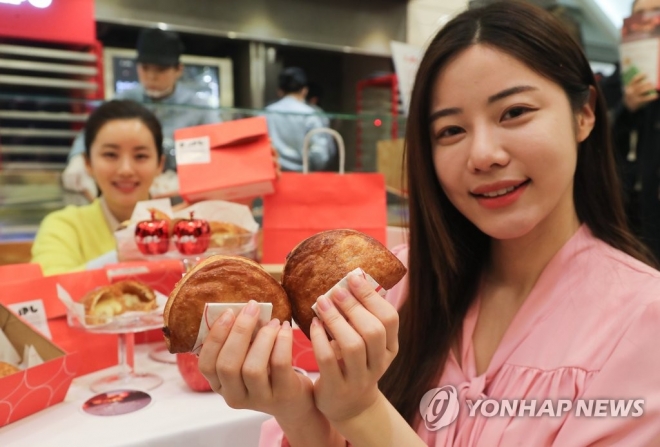 11일 서울 서초구 반포동 신세계백화점 강남점에서 모델들이 일본 디저트 브랜드 ‘라플’ 애플파이를 선보이고 있다. 2018.4.11 연합뉴스