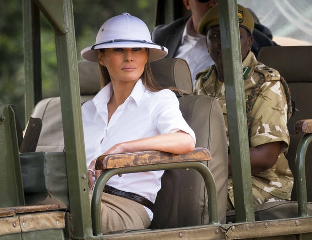 도널드 트럼프 미국 대통령의 부인 멜라니아(왼쪽) 여사가 지난 5일(현지시간) 아프리카 케냐의 나이로비 국립공원을 구경하고 있다.  나이로비 AP 연합뉴스   