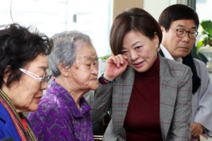 진선미 장관 “화해치유재단 빨리 처리”...취임후 첫 위안부 피해 할머니 방문