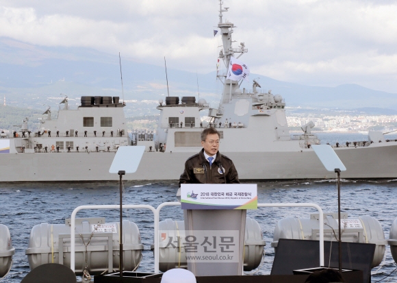 11일 오후 제주 서귀포 인근 해상에서 열린 국제 관함식에 참석한 문재인 대통령이 연설을 하고 있다. 2018. 10. 11. 도준석 기자 pado@seoul.co.kr