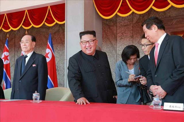 김정은(가운데) 북한 국무위원장 연합뉴스