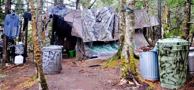 크리스토퍼 나이트가 27년 동안 들키지 않고 숨어 지낸 숲속의 텐트. 살림 제공