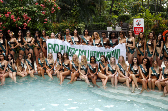 ‘2018 미스 어스’ 후보들이 11일(현지시간) 필리핀 마닐라에서 열린 기자 회견에서 포즈를 취하고 있다. 전 세계의 90명의 젊은 여성들이 국제 미인 대회를 위해 마닐라에 모였고 미인 대회는 환경 옹호를 홍보하고 있다. AP 연합뉴스