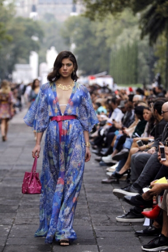 12일(현지시간) 멕시코 멕시코시티에서 열린 메르세데스 벤츠 패션 위크에 패션 브랜드 ‘Pineda Covalin’의 의상을 입은 모델들이 런웨이를 걷고 있다.<br>EPA 연합뉴스