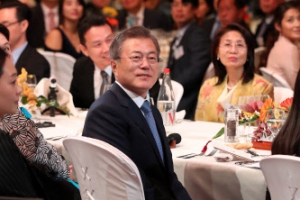 문 대통령, 파리 동포들에 “프랑스서 촛불 든 고마움 잊지 않을 것”