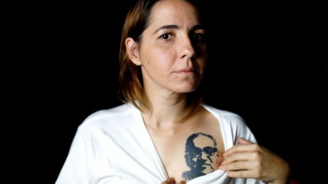 엘살바도르 다큐영화 제작자인 마르셀라 사모라가 가슴에 새긴 로메로 대주교 문신을 보여주고 있다. 산살바도르 로이터 연합뉴스 