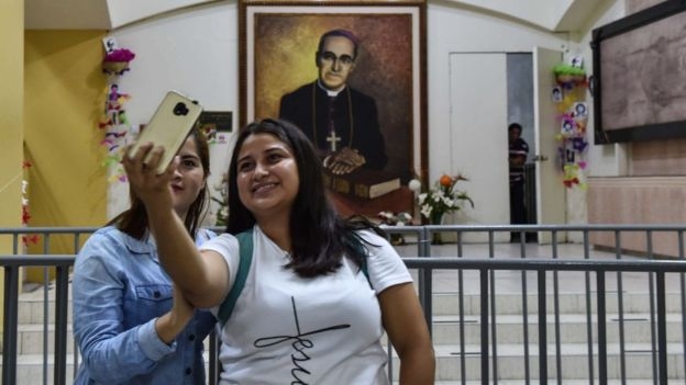 엘살바도르 여인들이 로메로 대주교의 초상을 배경으로 셀피를 찍고 있다. 산살바도르 AFP 연합뉴스 