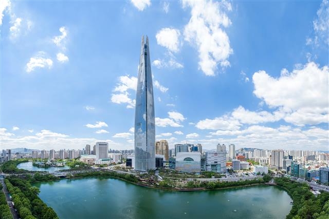 서울 송파구 잠실에 위치한 롯데월드타워는 지상 555m의 국내 최고층건물이다. 롯데그룹 제공