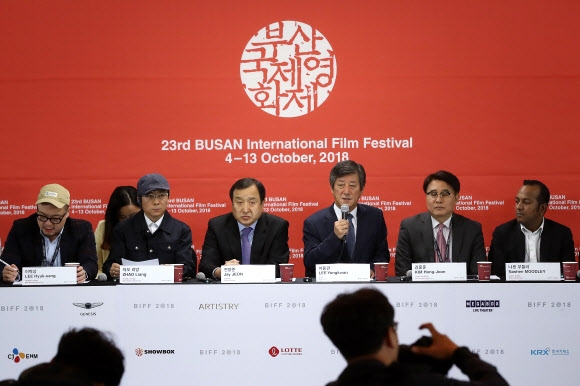 이용관(오른쪽에서 세 번째) 부산국제영화제 이사장이 영화제 마지막 날인 지난 13일 부산 해운대의 한 호텔에서 열린 결산 기자회견에서 질문에 답하고 있다.  부산 연합뉴스