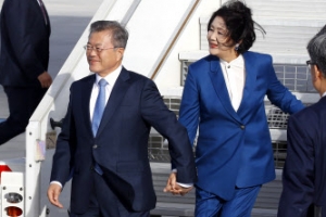 문 대통령, 프랑스 파리 도착…프랑스 국빈 방문 일정 돌입