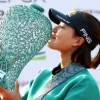 도자기 입맞춤… 전인지, LPGA ‘KEB하나은행 챔피언십’ 우승