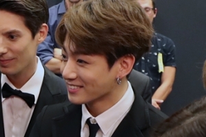 방탄소년단(BTS) 정국, ‘이니시계’ 차고 문 대통령과 악수