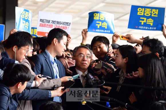 사법농단 의혹을 수사 중인 검찰에 피의자 신분으로 소환된 임종헌 전 법원행정처 차장이 15일 서울 서초구 중앙지검으로 들어가고 있다. 2018. 10. 15. 정연호 기자 tpgod@seoul.co.kr