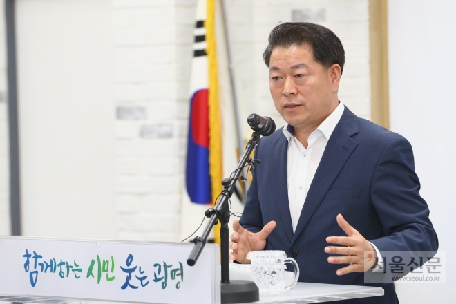 박승원 광명시장은 시청 중회의실에서 ‘시민의 삶을 바꾸는 민선7기 일자리 정책’ 브리핑을 갖고 있다. 광명시 제공