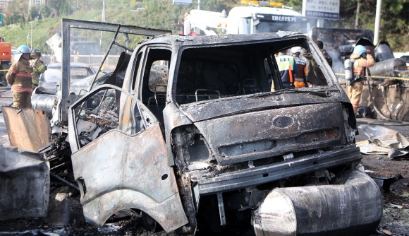 창원터널 통과직후 중앙분리대를 들이받고 불이나 전소된 화물차