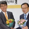 [서울포토] 악수하는 이해찬 대표와 유시민 노무현재단 이사장