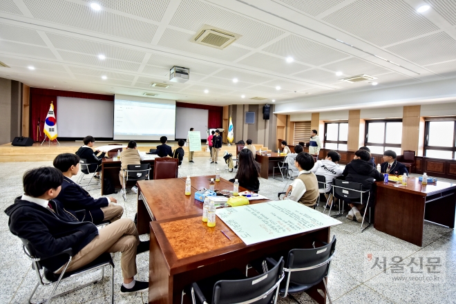 양곡중학교 학생들이 시청 대회의실에서 기획서작성 체험을 하고 있다. 김포시 제공