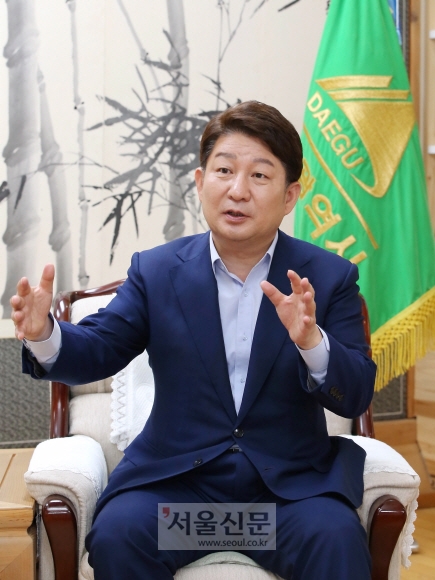 권영진 대구시장이 15일 집무실에서 서울신문과 인터뷰를 갖고 일자리 창출, 공항 이전 등 핵심 사안에 대해 설명하고 있다. 시장실에는 안경, 우산, 화장품 등 한때 지역 주력산업을 자랑했던 중소기업 제품이 전시돼 눈길을 끌었다.