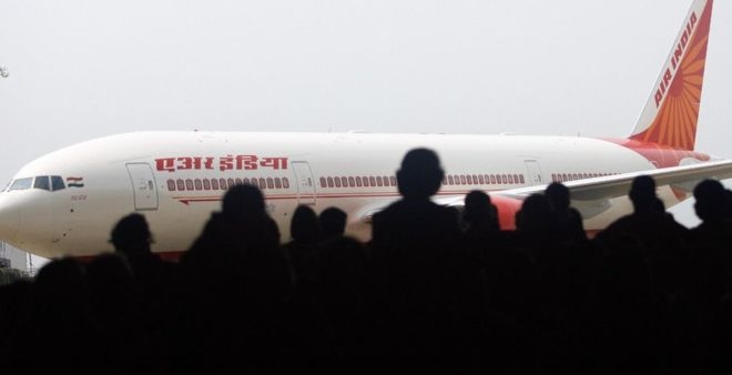   에어 인디아 직원들이 지난 2007년 7월 30일 뭄바이의 차트라파티 시바지 국제공항 계류장에 서 있는 보잉 777-200 LR 여객기를 바라보고 있다. 이 여객기는 다음날 뭄바이와 미국 뉴욕을 잇는 논스톱 운항 취항을 준비하고 있었다. AFP 자료사진 