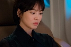 ‘남자친구’ 송혜교, 카리스마 넘치는 출근길 스틸 포착 ‘진지한 눈빛’