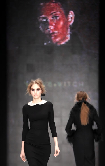 15일(현지시간) 러시아 모스코에서 열린 ‘메르세데스 벤츠 패션위크’에서 디자이너 올가 야쿠보위치(OLGA YAKUBOWITCH)의 블랙 의상에 하얀 콘택트렌즈로 공포스러운 분위기를 재현한 모델들이 런웨이를 걷고 있다.<br>EPA 연합뉴스