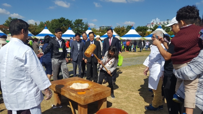 2017년 창원음식문화축제 떡메치기