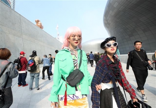 서울 패션위크에 모인 패셔니스타들