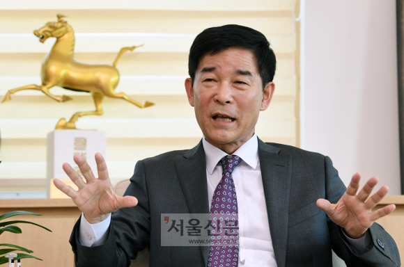 김낙순 한국마사회장이 지난 12일 경기 과천 마사회 본관에서 가진 서울신문과의 인터뷰에서 도심 장외발매소 교외 이전, 사회공헌활동 방향 등 현안에 대해 설명하고 있다. 1957년 충남 천안 출신인 김 회장은 4·5대 서울시 의원, 17대 국회의원 등을 지냈으며 지난 1월 36대 마사회장으로 취임했다. 도준석 기자 pado@seoul.co.kr