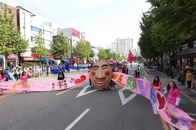 지난해 열린 구로 청소년축제에서 참가 학생들이 길놀이 퍼레이드를 하는 모습.  구로구 제공