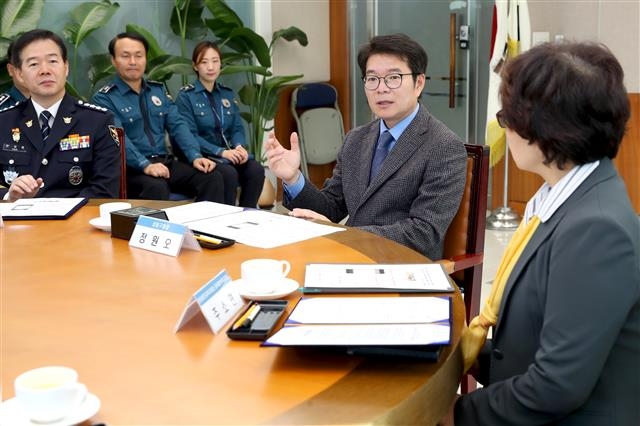 정원오(오른쪽 두번째) 성동구청장이 지난 12일 오전 구청에서 열린 ‘실종아동 예방 및 조기발견 체계 구축을 위한 민·관·학 업무 협약식’에서 참석자들과 아동 실종 예방 중요성에 대해 이야기하고 있다.  성동구 제공