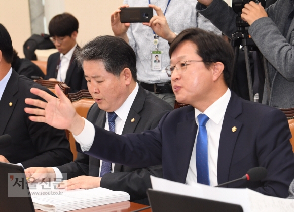 더불어민주당 강병원(오른쪽) 의원이 비인가 재정정보 무단 유출 의혹을 받는 심 의원은 한국재정정보원과 고소를 주고받았기에 국감에서 배제돼야 한다고 주장하는 모습. 김명국 선임기자 daunso@seoul.co.kr