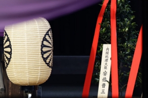 산케이 “아베 총리, 야스쿠니 신사 참배 재개해야”…보수 결집 의도?