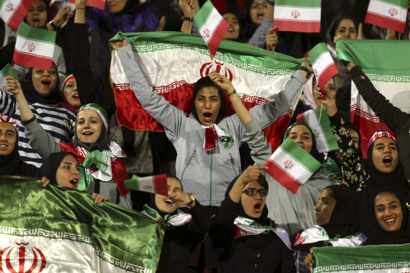 이란, 축구경기에 여성 관중 입장 허용…1979년 이슬람혁명 이후 처음