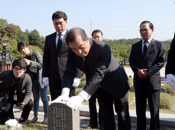 자유한국당 김병준 비상대책위원장이 17일 광주 북구 운정동 국립 5·18민주묘지를 찾아 김의기 열사의 묘소를 참배하고 있다.  광주 연합뉴스