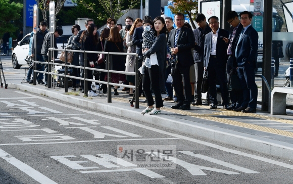 카카오 카풀 서비스 진출에 반대하는 택시업계 종사자들이 24시간 파업에 돌입한 18일 서울역 앞에서 시민들이 택시를 기다리고 있다. 2018.10.18.     이종원 선임기자 jongwon@seoul.co.kr
