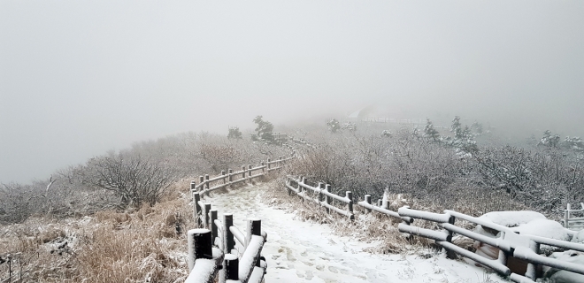 설악산에 올해 첫눈이 내린 18일 중청대피소 주변에 눈이 쌓여 있다. 2018.10.18 설악산국립공원사무소 제공. 연합뉴스