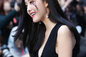 [포토] 효민, 아찔한 가슴라인