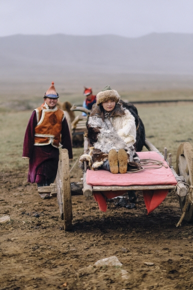 수레 위에 탄 털옷 입은 소녀. 몽골의 혹독한 겨울을 나려면 두꺼운 털옷이 필수다.