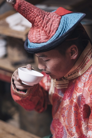 말젖으로 만든 전통주 마유주를 마시는 몽골인.